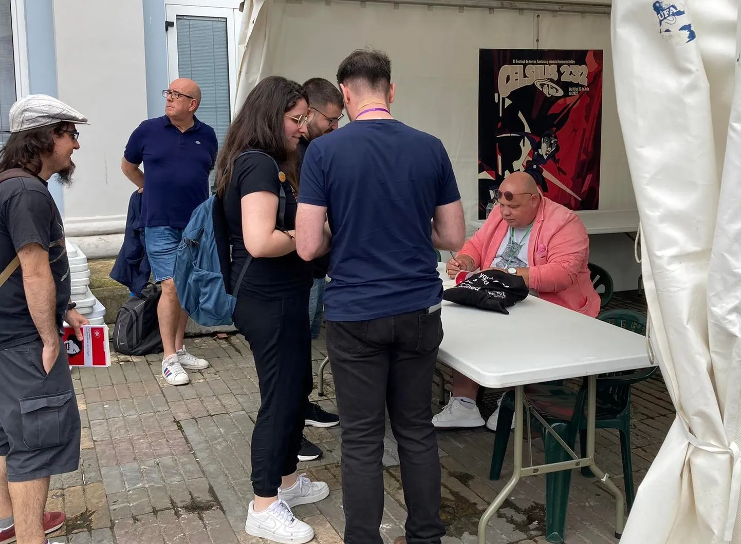 Paavo Matsin jagab festivali «Celsius 232» telgis autogramme.