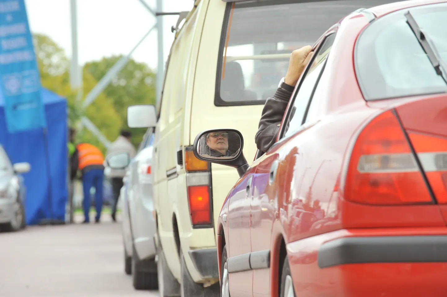 Autod kontrolli järjekorras.