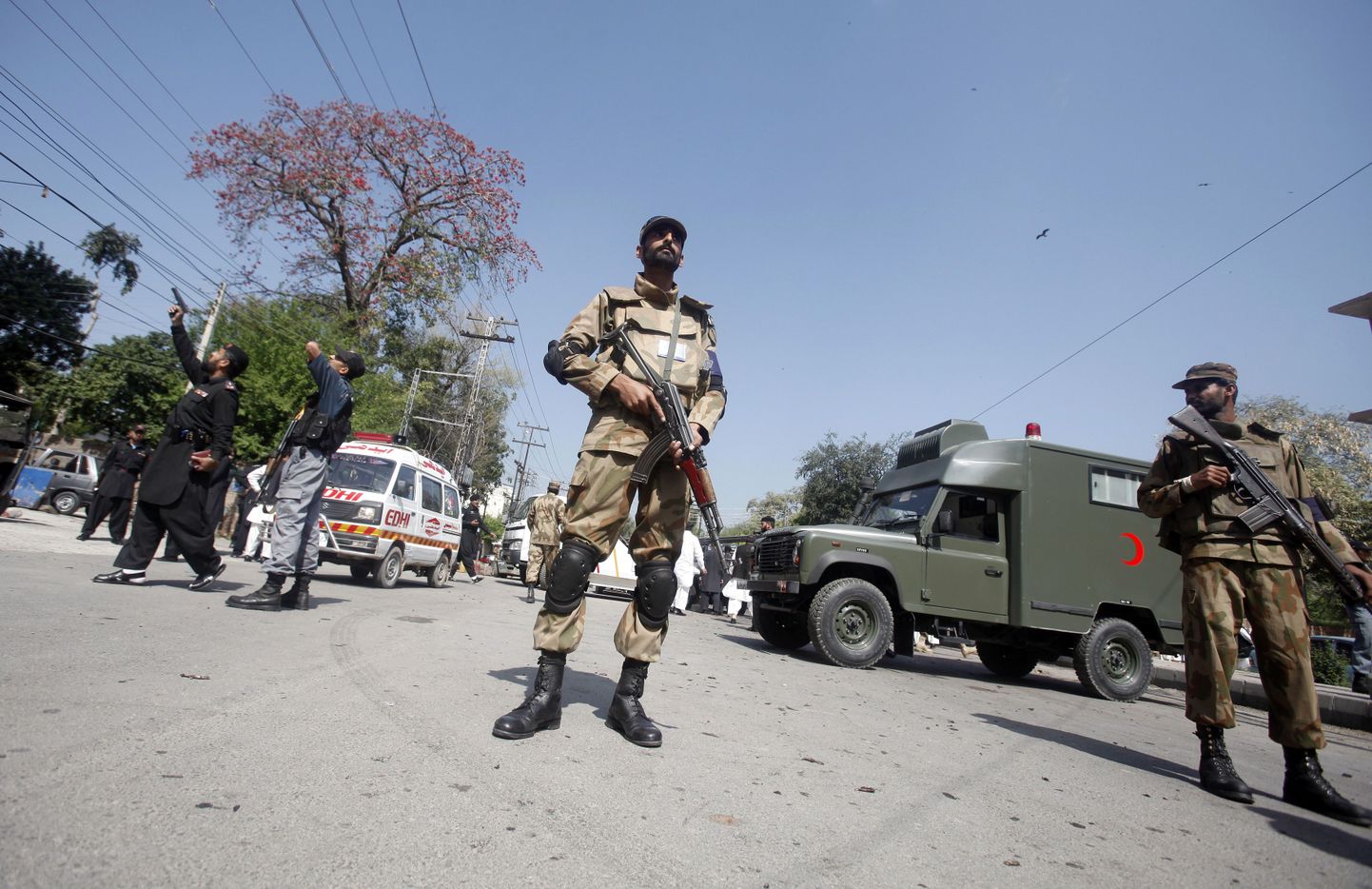 Pakistani sõdurid Peshawaris eelmisel reedel linnas toimunud enesetapurünnaku paigas.