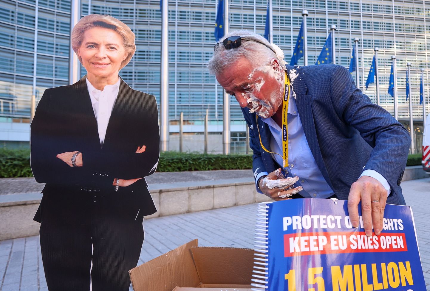 Aktivistid lõid Brüsselis Ryanairi tegevjuhile kreemikoogi näkku.