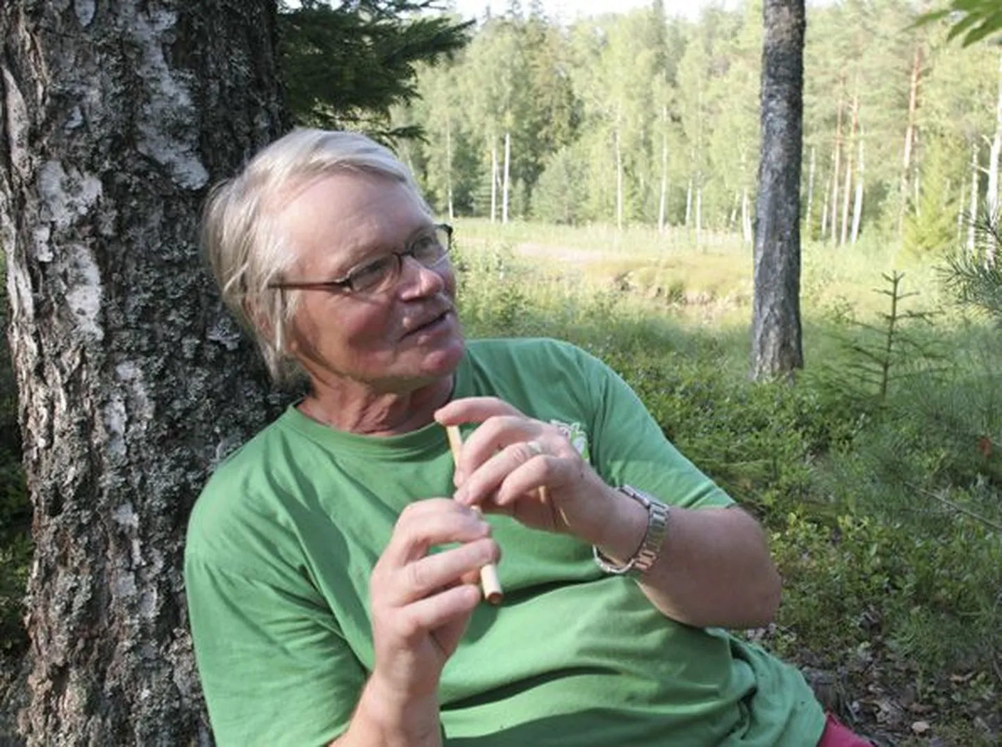 Alo Põldmäe võlub Neeruti järvede juures pilliroost vilepillist muusikat välja. Kohast inspireeritud teost “Neeruti süit” saab kuulata Kadrinas septembrikuus.
