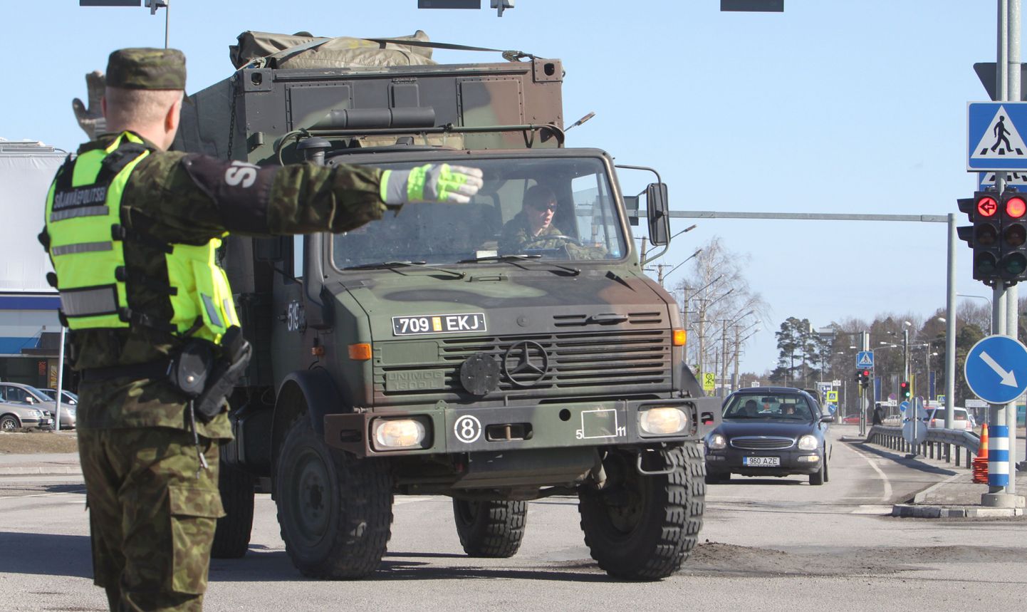 Scoutspataljoni 85 sõjaväemasinast ja soomukist koosnev kolonn suundus täna läbi Pärnu Lätti Adažisse taktikalisele õppusele Gungnir 2009, häirides ajutiselt linnas mõnes kohas liiklust.