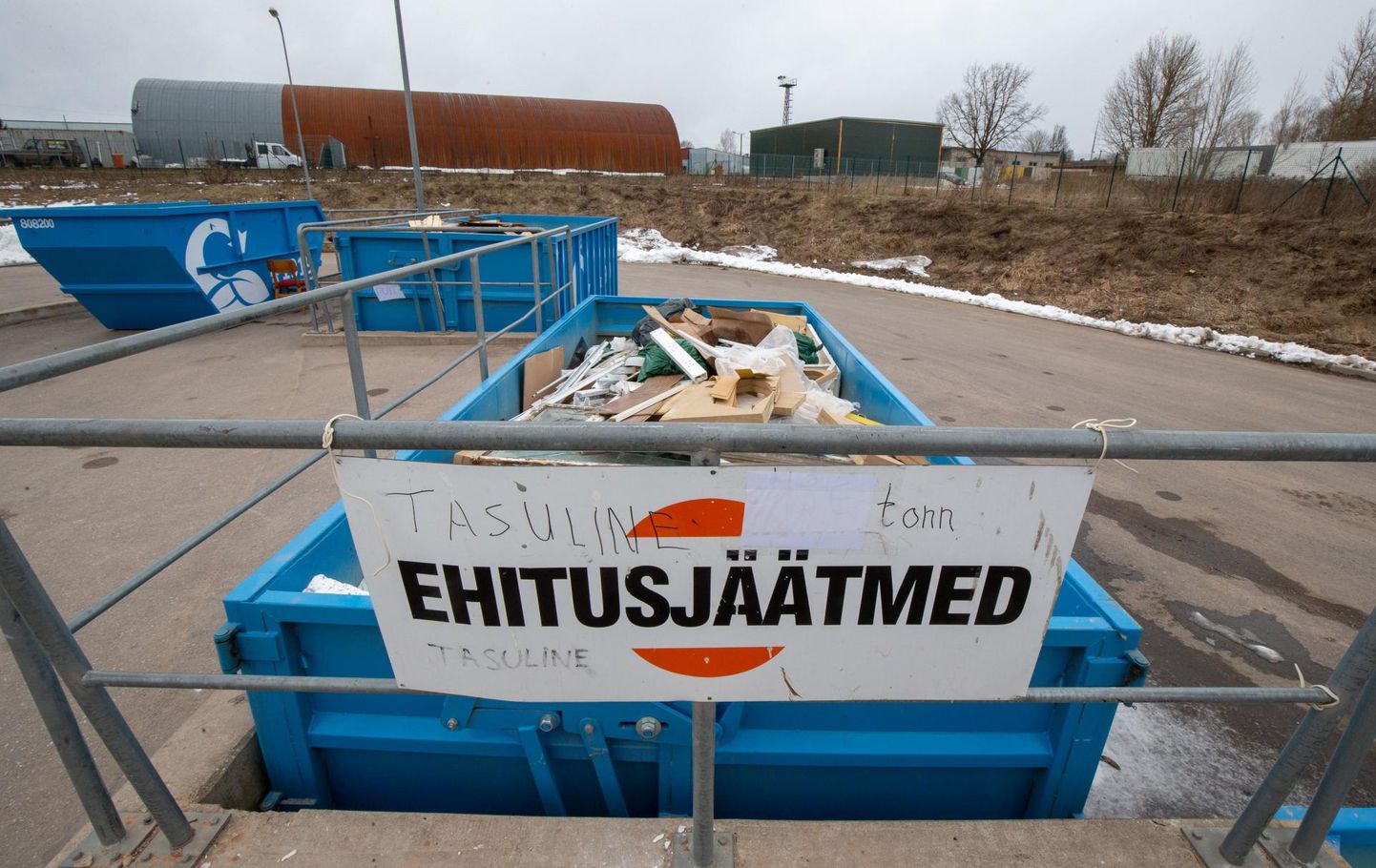 Sel aastal paigaldatakse korteriühistute juurde helesinised Eesti Keskkonnateenuste kirjadega konteinerid. Pilt on illustreeriv.