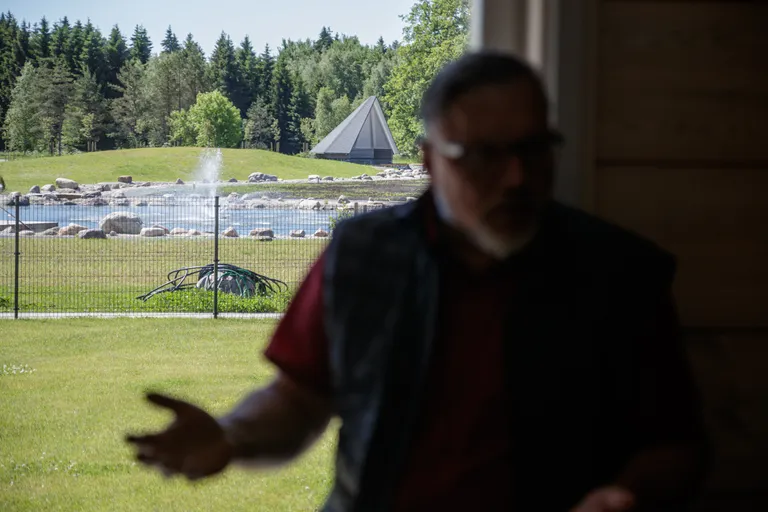 Tiik Liikva Päikesekodus, kus õnnetus juhtus. Pildil on ka endine Päikesekodu tegevjuht Janno Kell. Foto on tehtud eelmise aasta suvel.