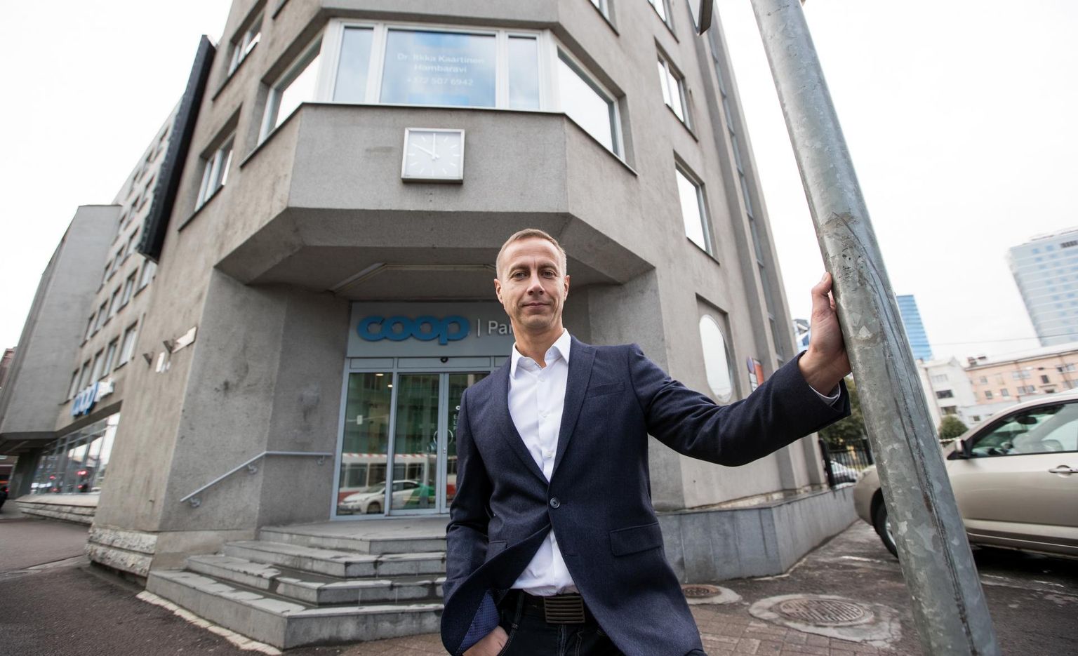 Coop Panga juht Margus Rink Tallinna kesklinna kontori ees. 
