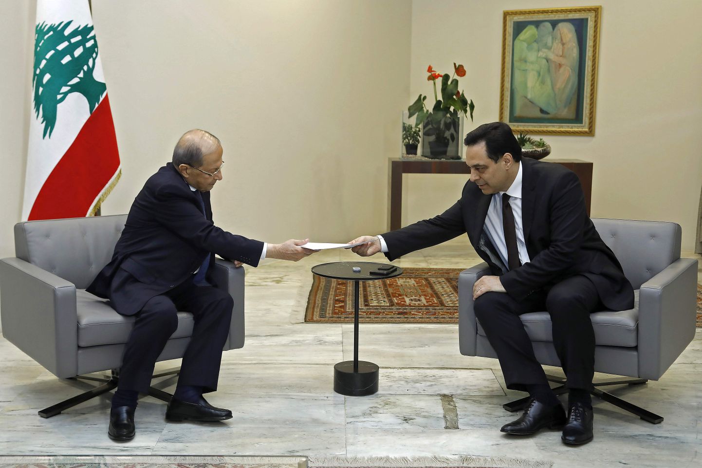 Peaminister Hassan Diab (paremal) presidendile lahkumisavaldust üle andmas