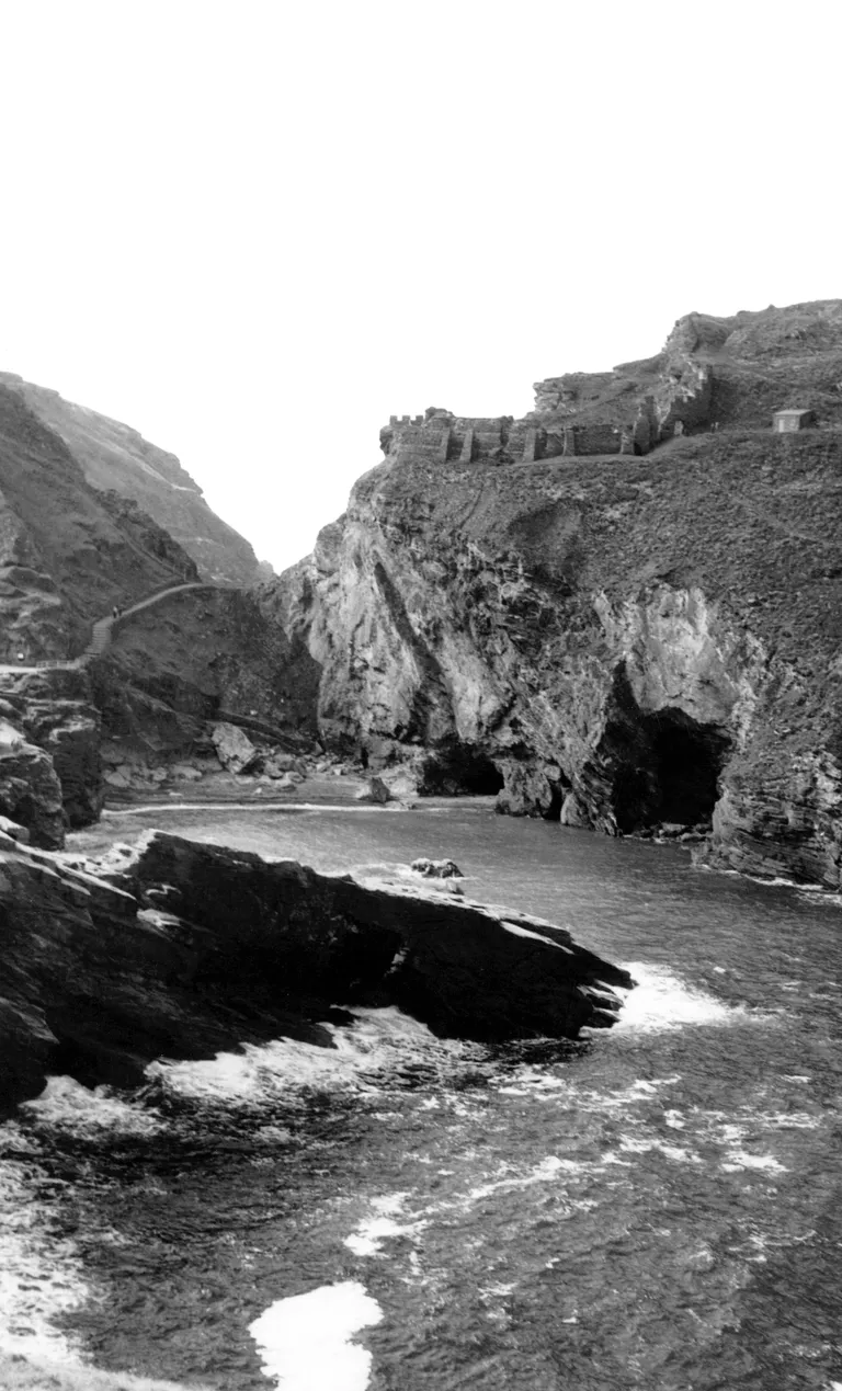 Tintageli lossi varemed 1960. aastate fotol