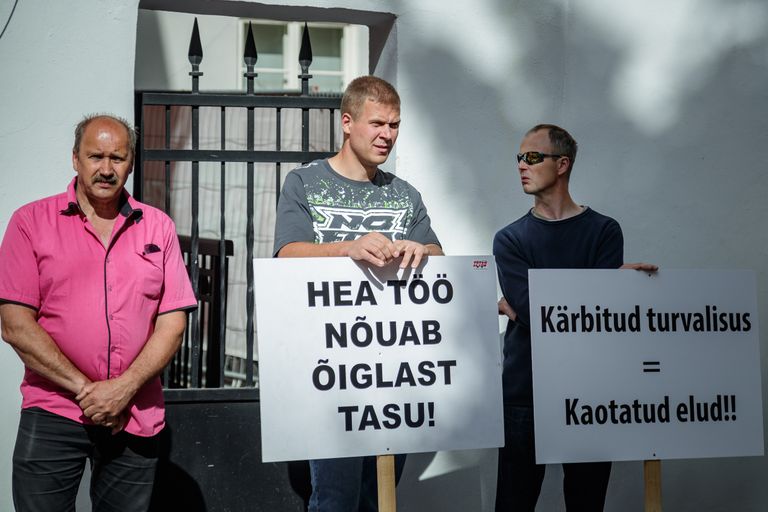 Juunikuus toimunud päästjate meeleavaldus Stenbocki maja ees.