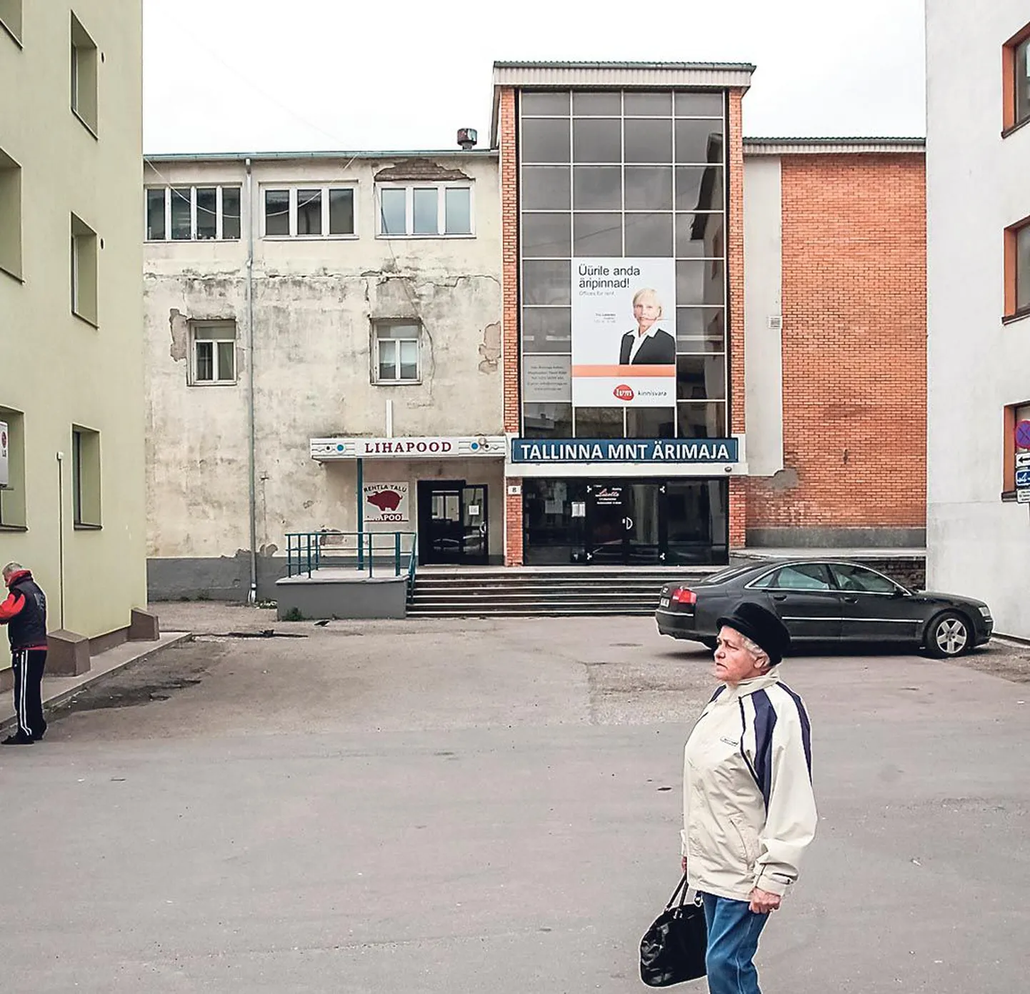 Endine Vikero peahoone asub kvartali sees, neljakorruseliste korterelamute vahel.