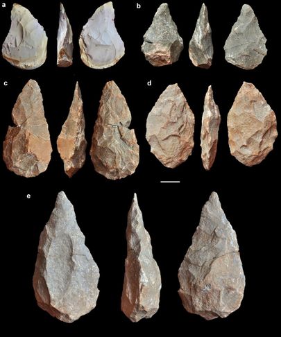 Inimjäänuste juurest leitud tööriistad näitavad, et tegemist pidi olema Acheuli kultuuri kuuluvate neandertallaste eellastega.