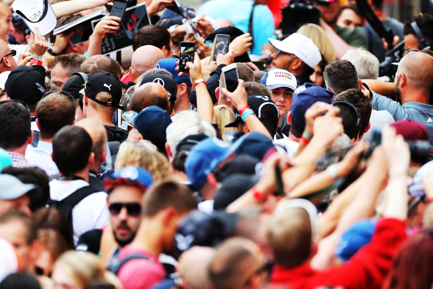 Kuigi Lewis Hamilton vihastas mõned oma fännid välja, tungles pärast tänast pressikonverentsi tema ümber suur hulk inimesi