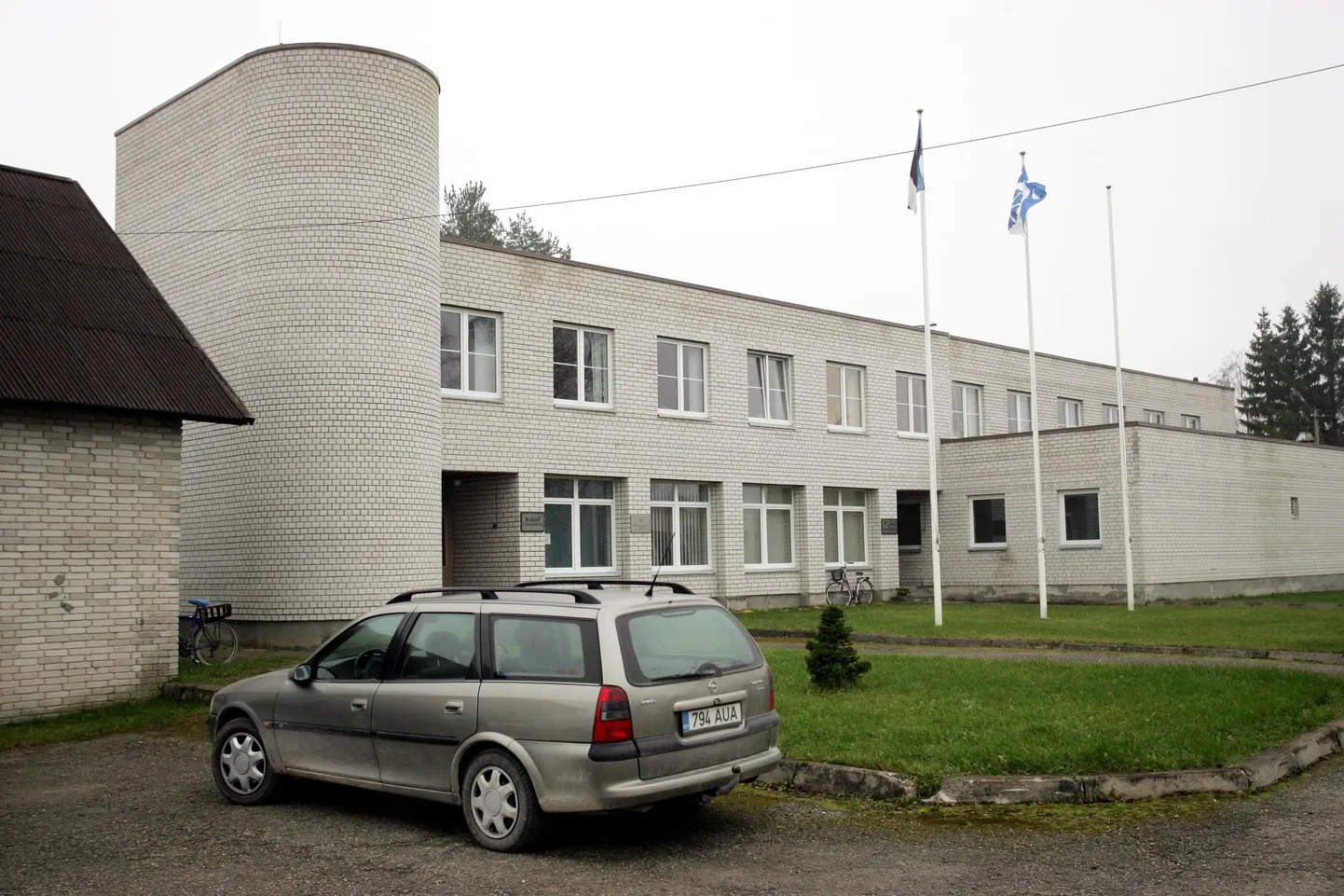 Endises Rakke vallamajas asuv kultuurikeskus plaanitakse renoveerida mitmeotstarbeliseks ja viia üle lokaalsele küttele.