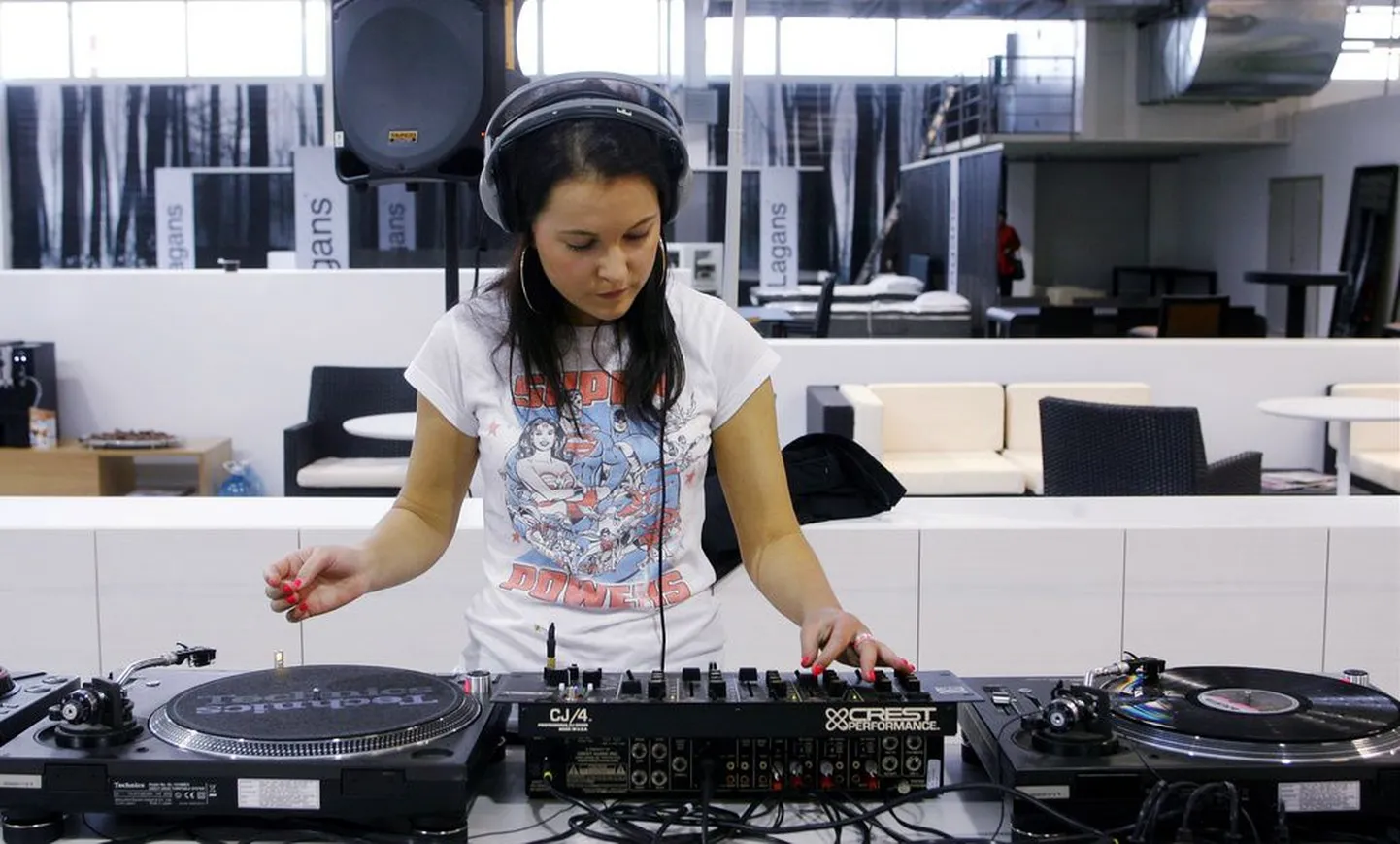 Hannaliisa Uusma proovimas DJ-ametit