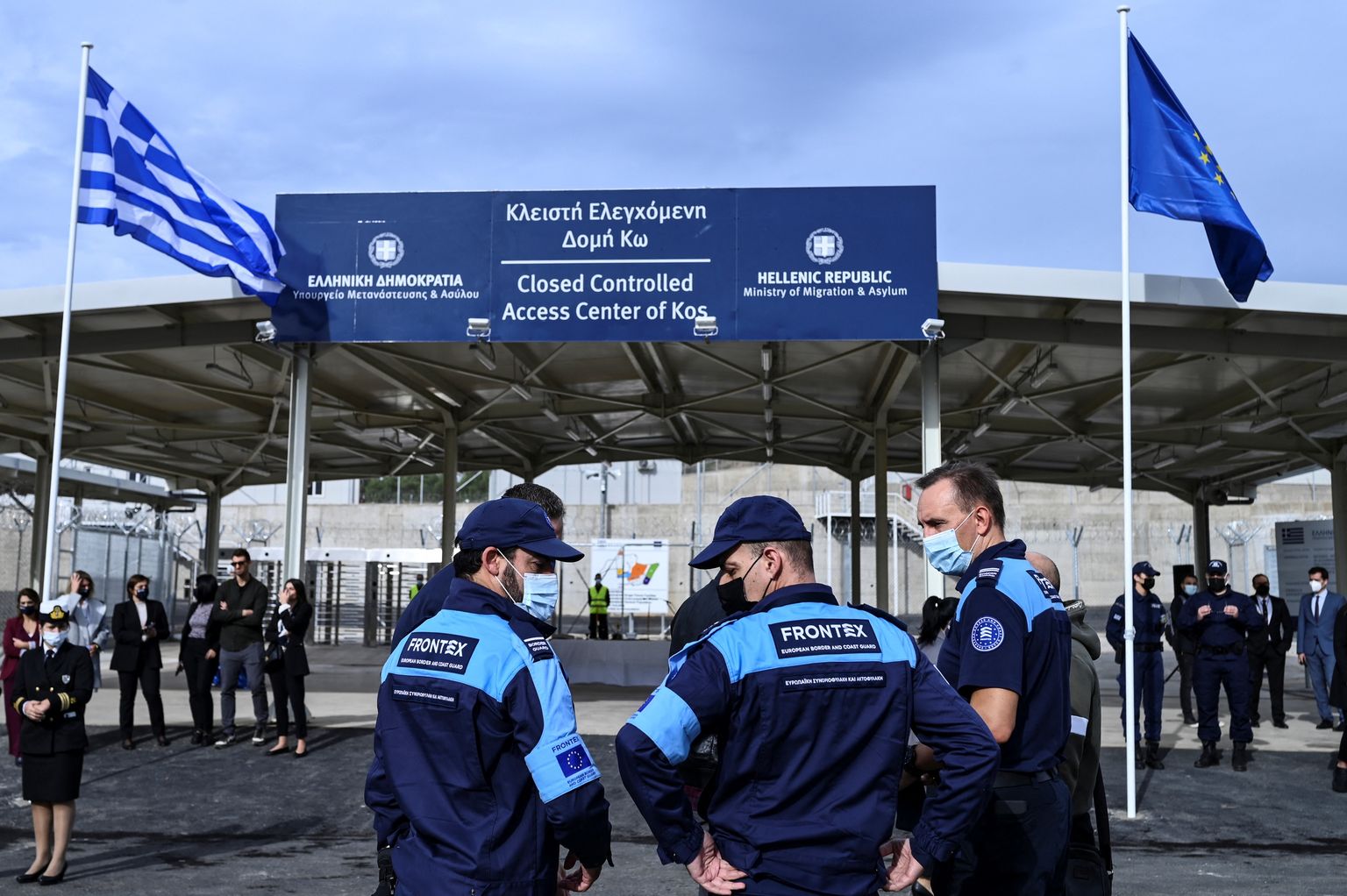 Euroopa piiri- ja rannikuvalve agentuuri Frontex töötajad Kreekas Kosi saarel asuva migrandilaagri juures.