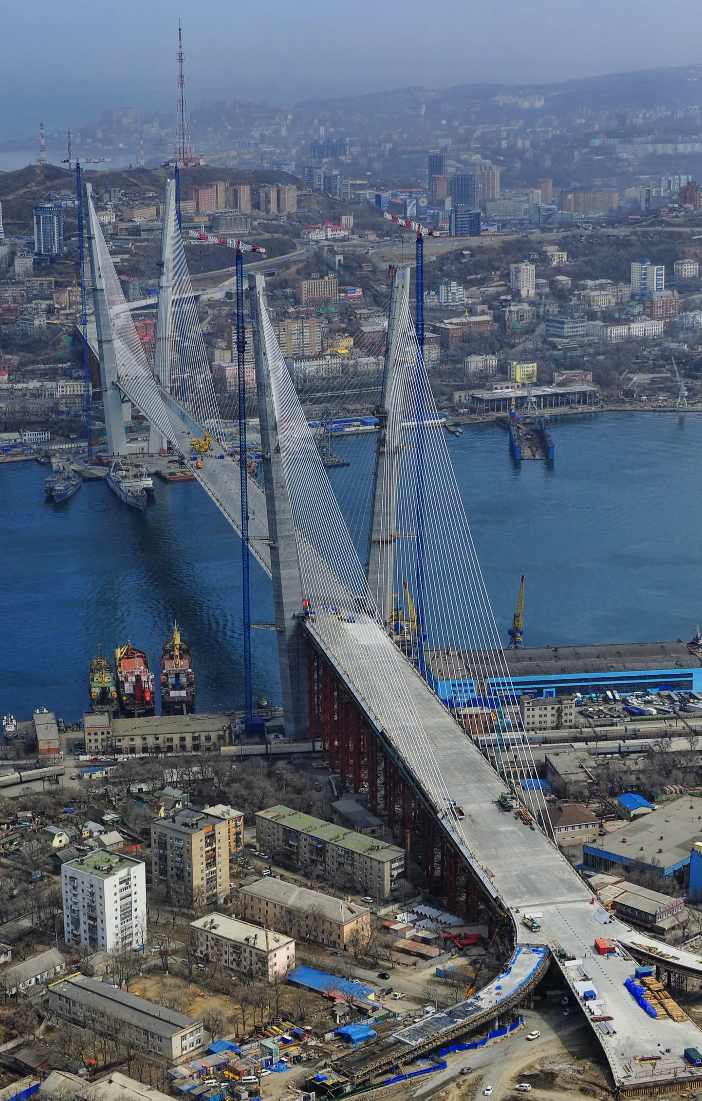 Один из мостов, построенный специально к саммиту, через бухту Золотой рог во Владивостоке
