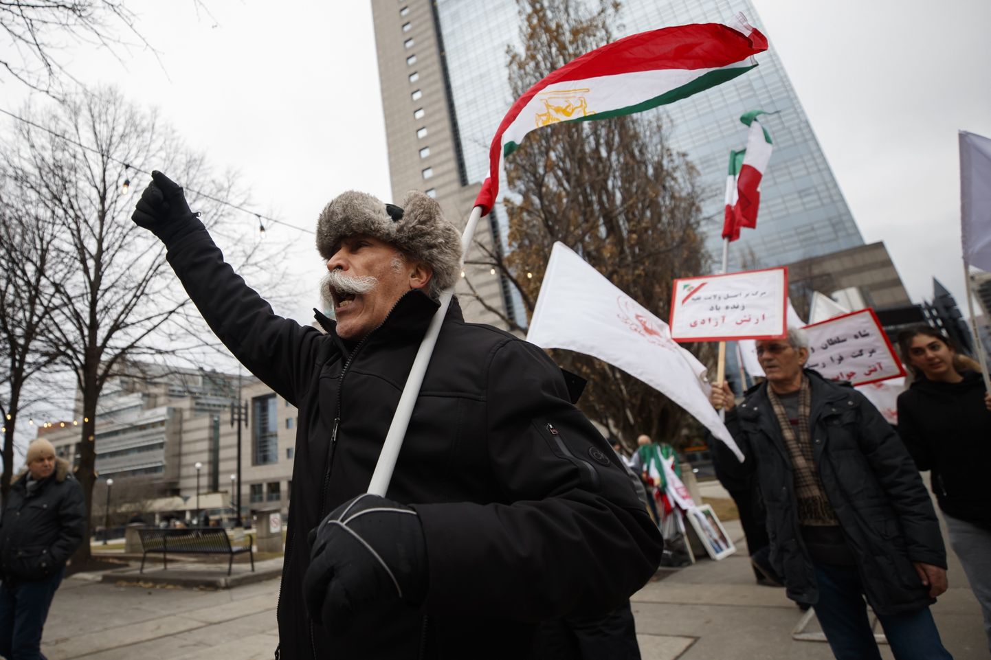 Mõnikümmend iraanlast rõõmustamas 3. jaanuaril Kanadas Torontos Iraani kindrali Qasem Soleimani surma üle.