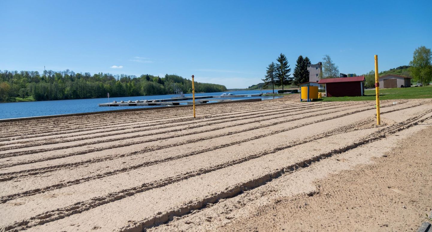 Uue hooaja ootuses on Viljandi järve rannas liivapinnast kohendatud. Pilt on tehtud 16. mail.