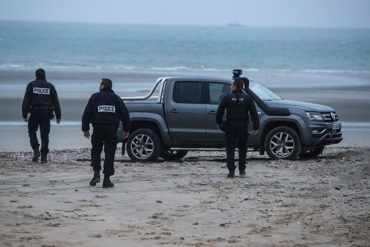 Prantsuse politsei patrullimas La Manche'i ääres takistamaks migrantide teekonda Suurbritanniasse. Foto on illustratiivne.