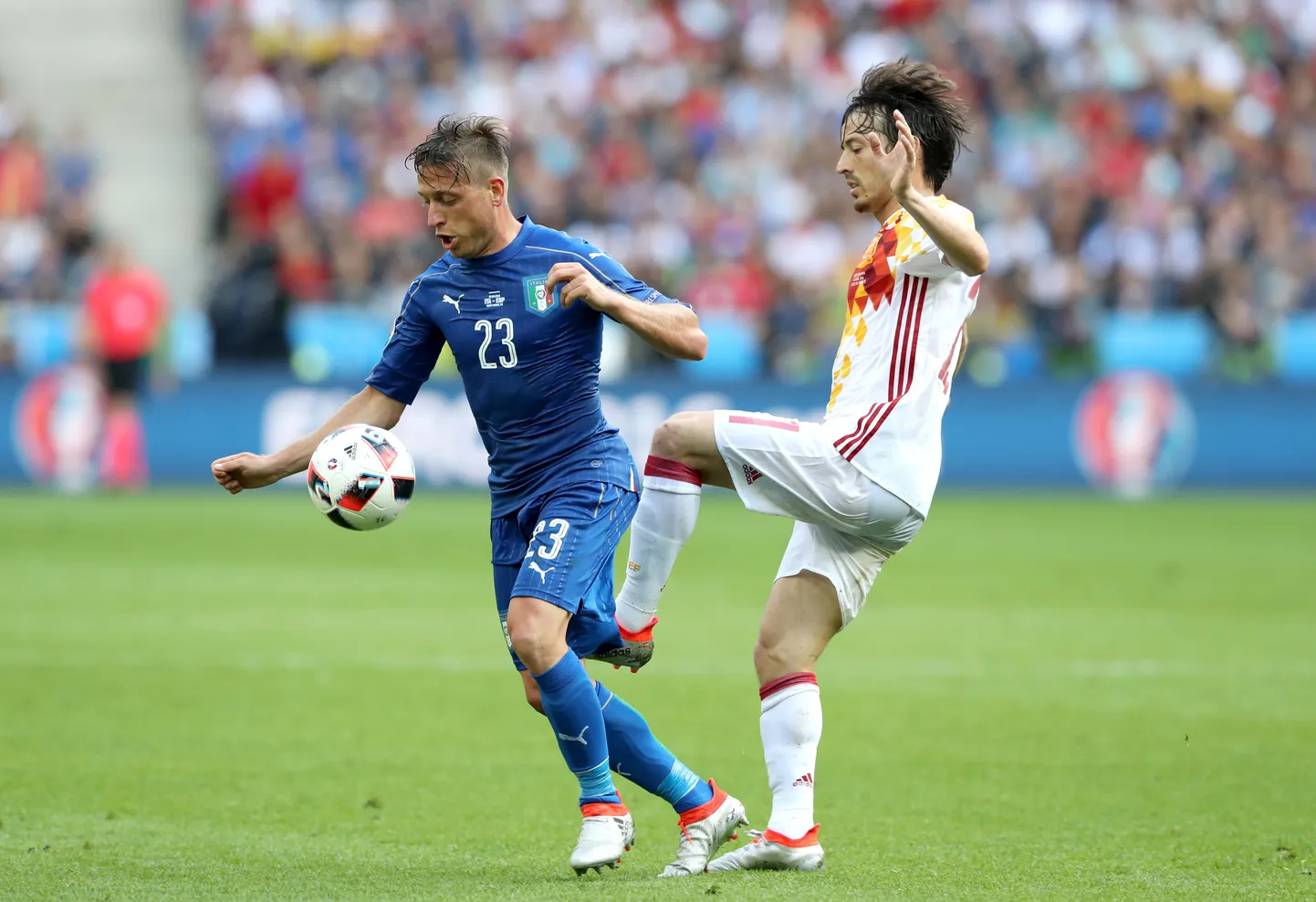 Emanuele Giaccherini (vasakul) EURO 2016 finaalturniiril hispaanlase David Silva vastu võitlemas.