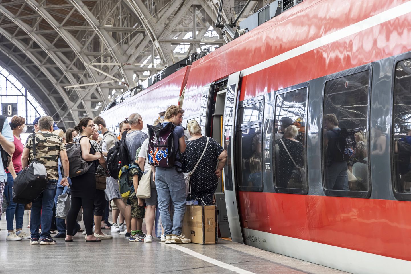 Üheksa eurot maksev kuupilet on muutnud Saksamaal ühistranspordi väga populaarseks.