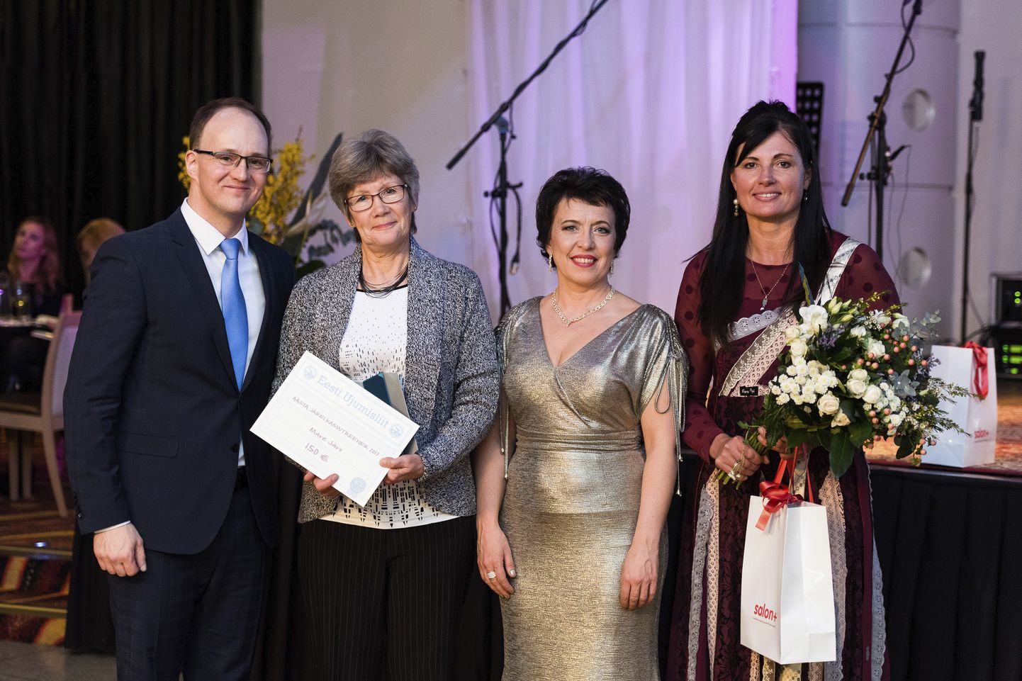 Mare Järvele andsid auhinna üle ujumisliidu president Karol Kovanen, juhatuse liige Pille Pokk (vasakult kolmas) ja peasekretär Pille Tali.