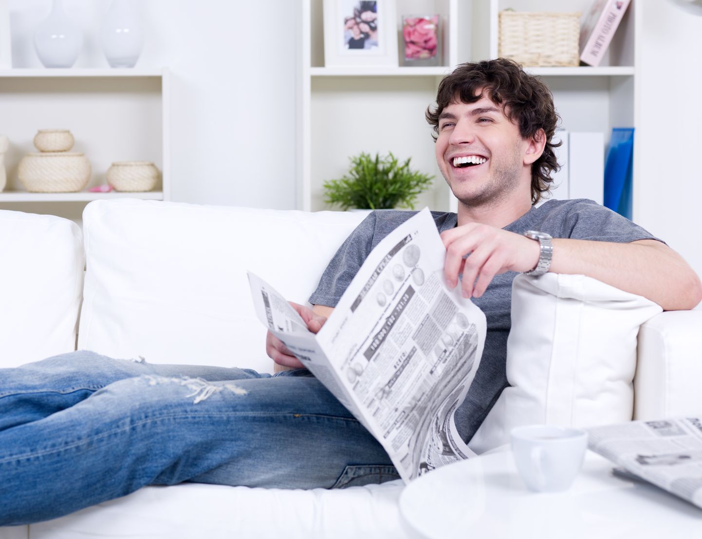 Mees lugemas väljaannet ja naermas. Pilt on illustreeriv