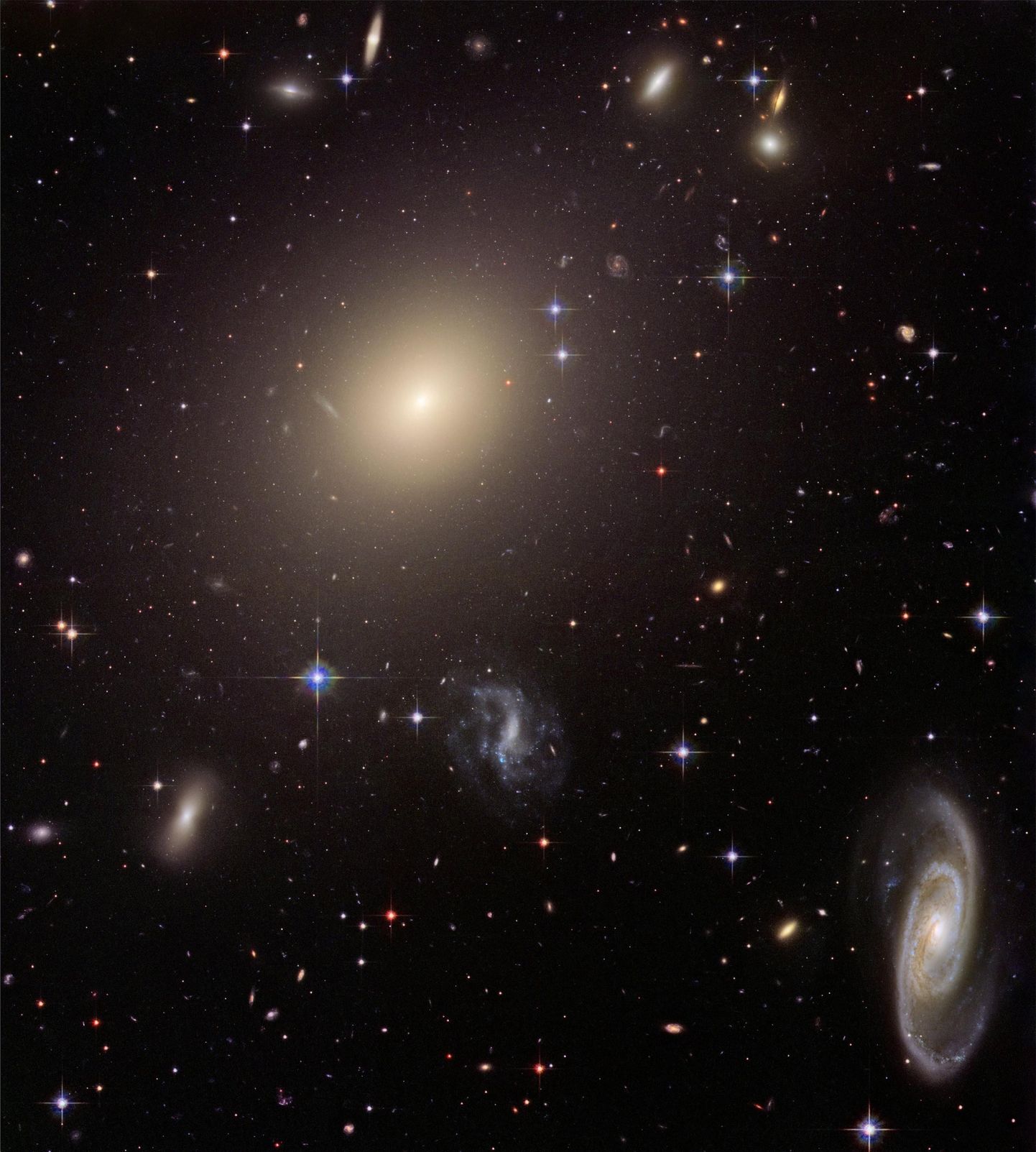 Hubble'i kosmoseteleskoobi foto erinevatest galaktikatest