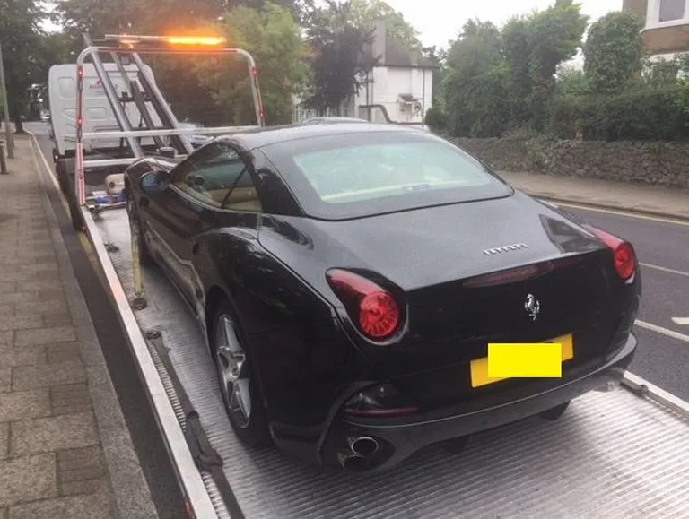 Londoni politsei poolt konfiskeeritud Ferrari / Twitter