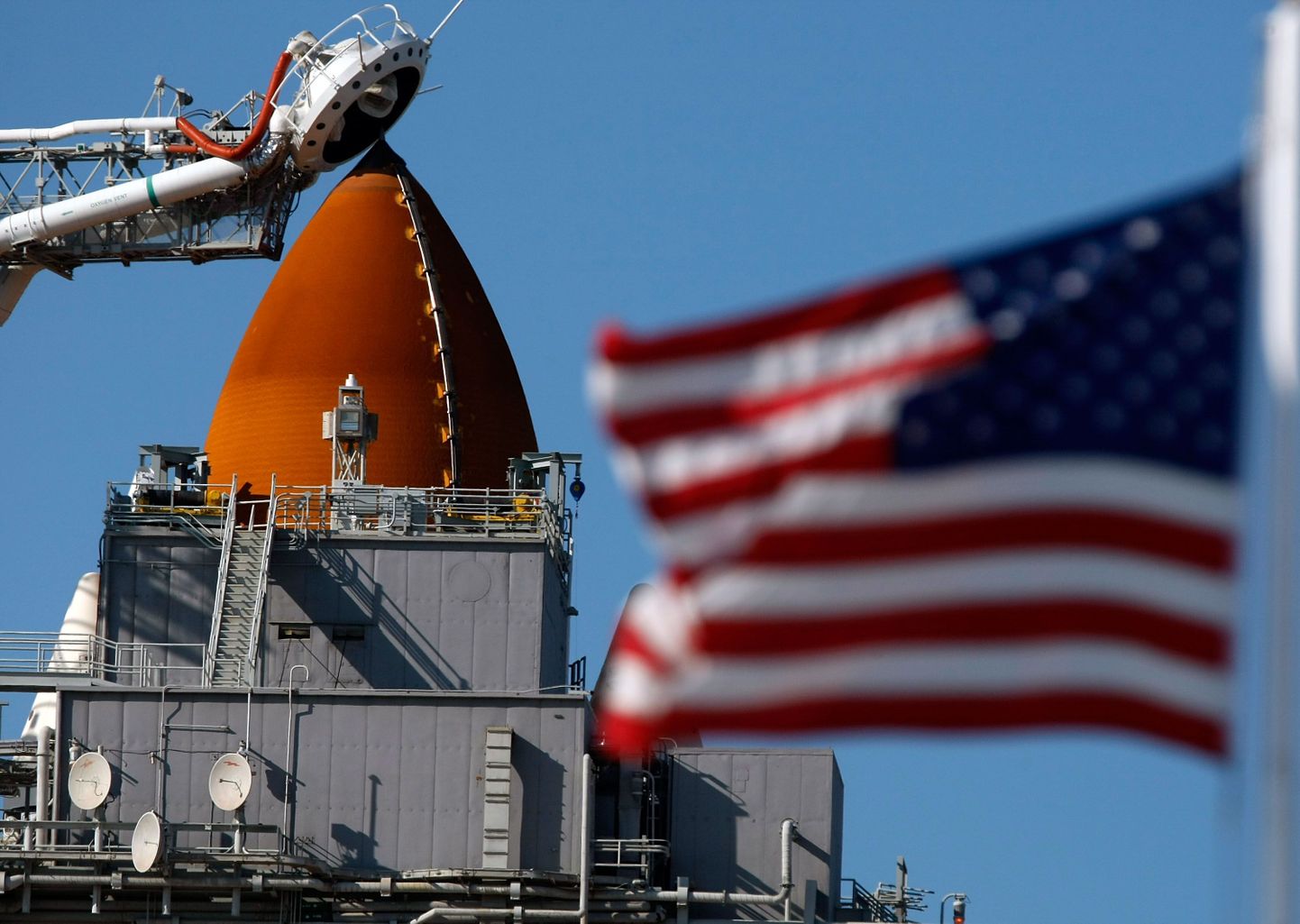 USA lipp lehvis Kennedy kosmosekeskuses, kuid Discovery missioon STS-119 lükati edasi.