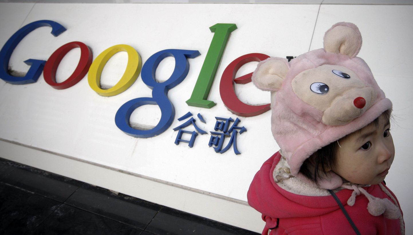 2-aastane Hiina tüdruk Xiao Jing Google'i Hiina peakontori ees Pekingis.