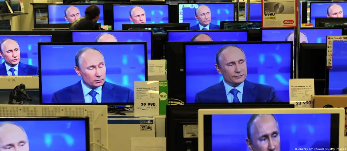 Президент России Путин на экранах телевизоров (фото из архива)