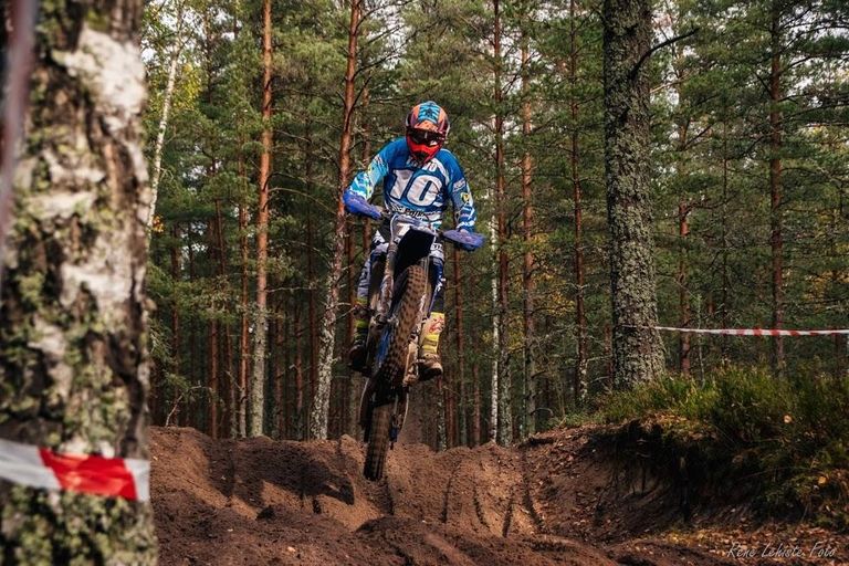 Paikuse motoklubi eestvedaja Toivo Nikopensius krooniti Eesti karikavõitjaks nii enduuros kui kestuskrossis.