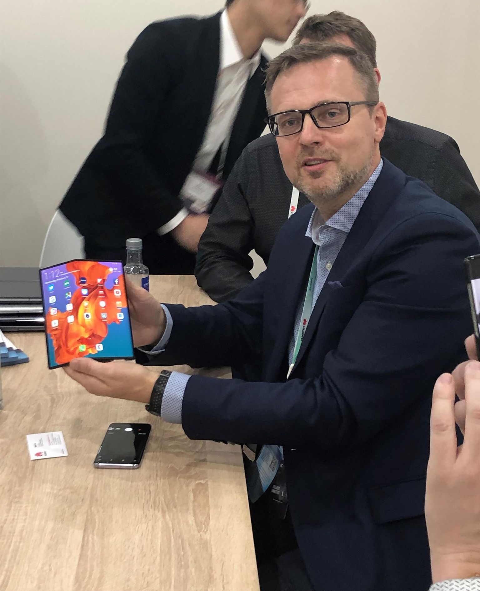 Elisa juht Andrus Hiiepuu sai ühena esimestest proovida kokkuvolditava ekraaniga telefoni Huawei Mate X.