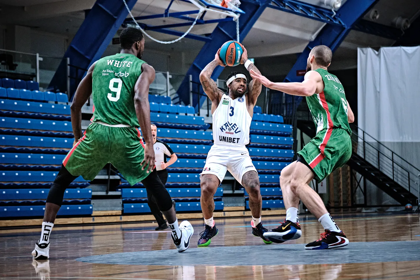 Marcus Keene'i (palliga) piiravad Unicsi mängijad Okaro White (vasakul) ja Georgi Žbanov.