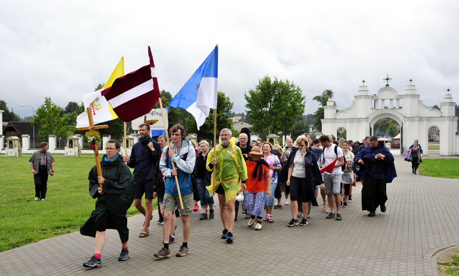 Svētceļnieku grupa no Rīgas ierodas Aglonas bazilikā, lai piedalītos Vissvētākās Jaunavas Marijas Debesīs uzņemšanas svētkos.