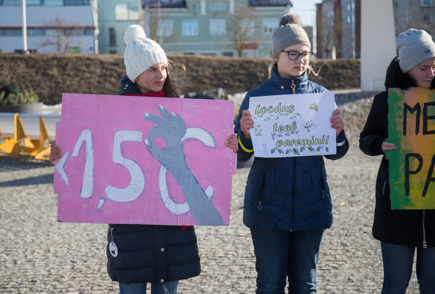 Rakvere reaalgümnaasiumi kooliõpilased avaldasid meelt ja juhtisid tähelepanu kliimaprobleemidele maailmas.