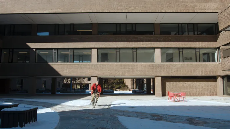 85-aastane kliimaskeptik ja USA teaduste akadeemia liige dr Happer sõidab rattaga tööle.