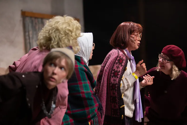 Külanaised, keda mängivad Ragne Pekarev (vasakult), Linda Kolde, Silvi Jansons, Merle Jääger ja Liina Tennosaar, teevad laulukoori proovi ja unistavad minna Soome esinema.