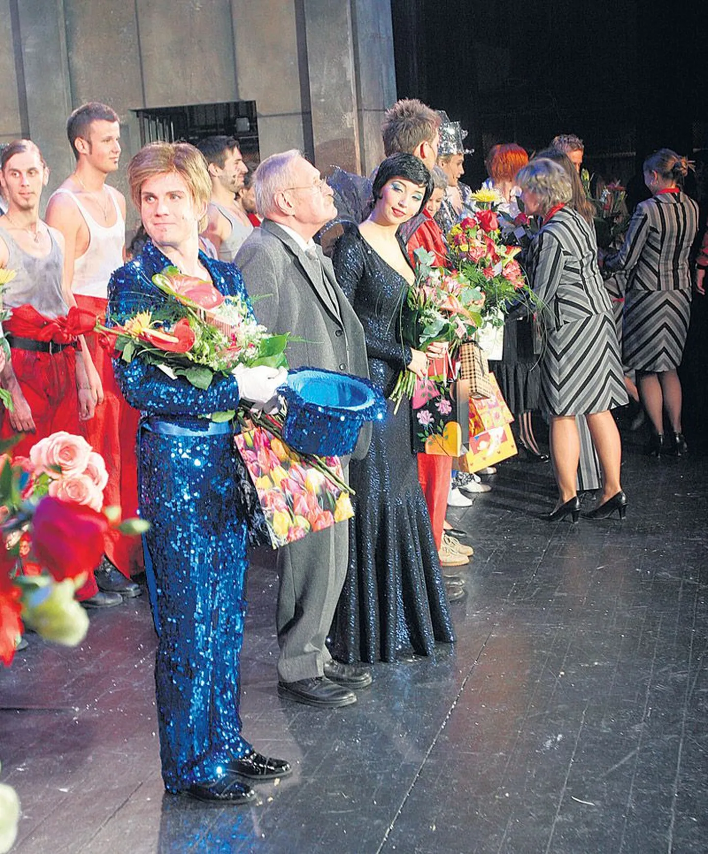 Lillerohke lõpuaplaus tõi esietenduse publiku ette peaosatäitjate Lauri Liivi ja Tanja Mihhailova vahele lavastuse kunstniku Walter Perdacheri.