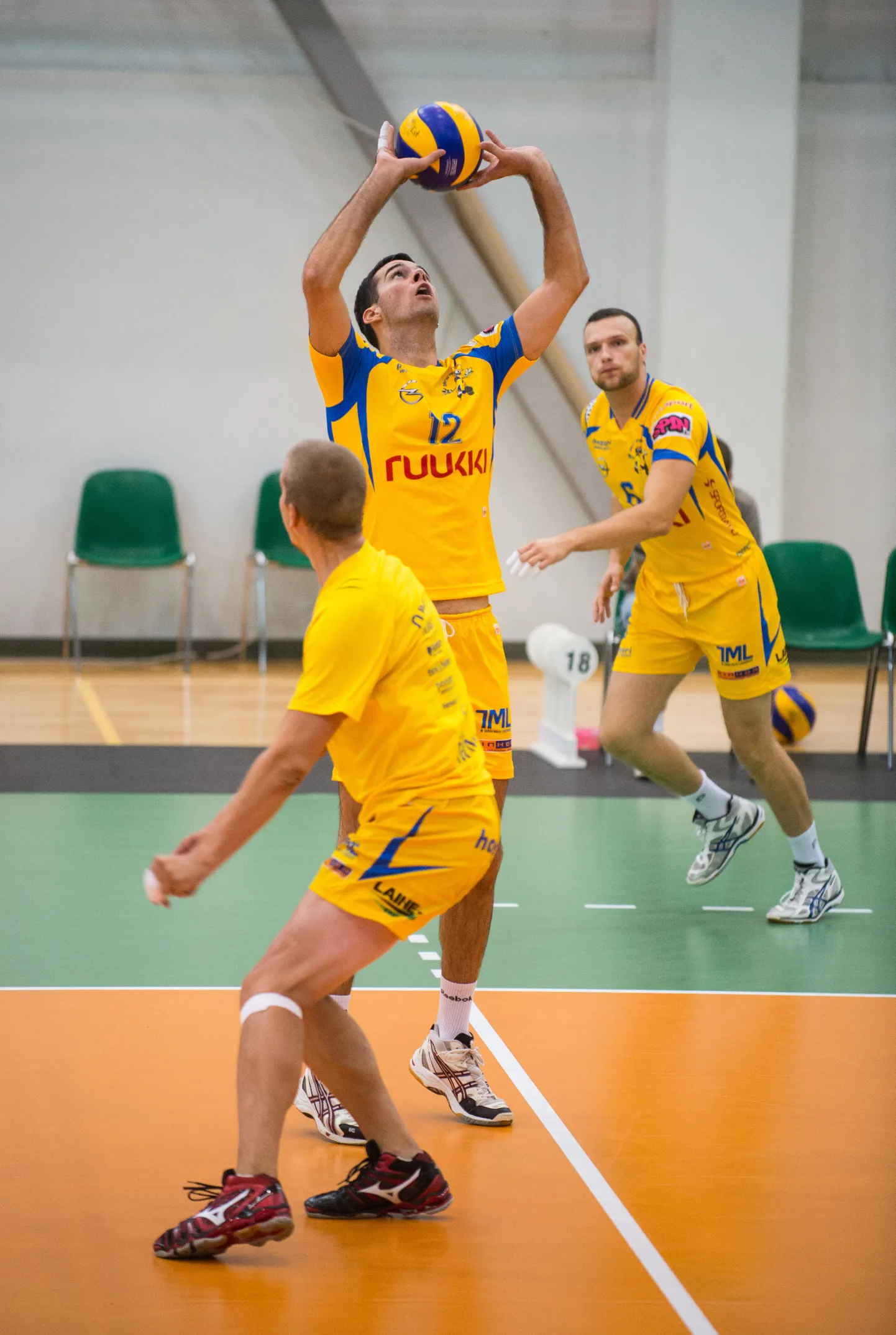 Pärnu mängijad. Darko Filipas nr 6 (tagaplaanil).