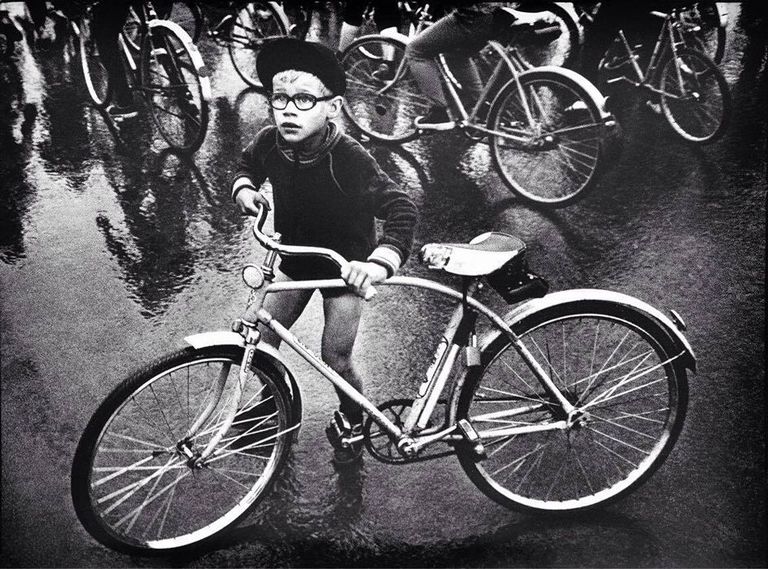 «Väike rattur». Töö on tehtud Tartus 1983/1984. aasta laste rattaspordivõistlusel.
