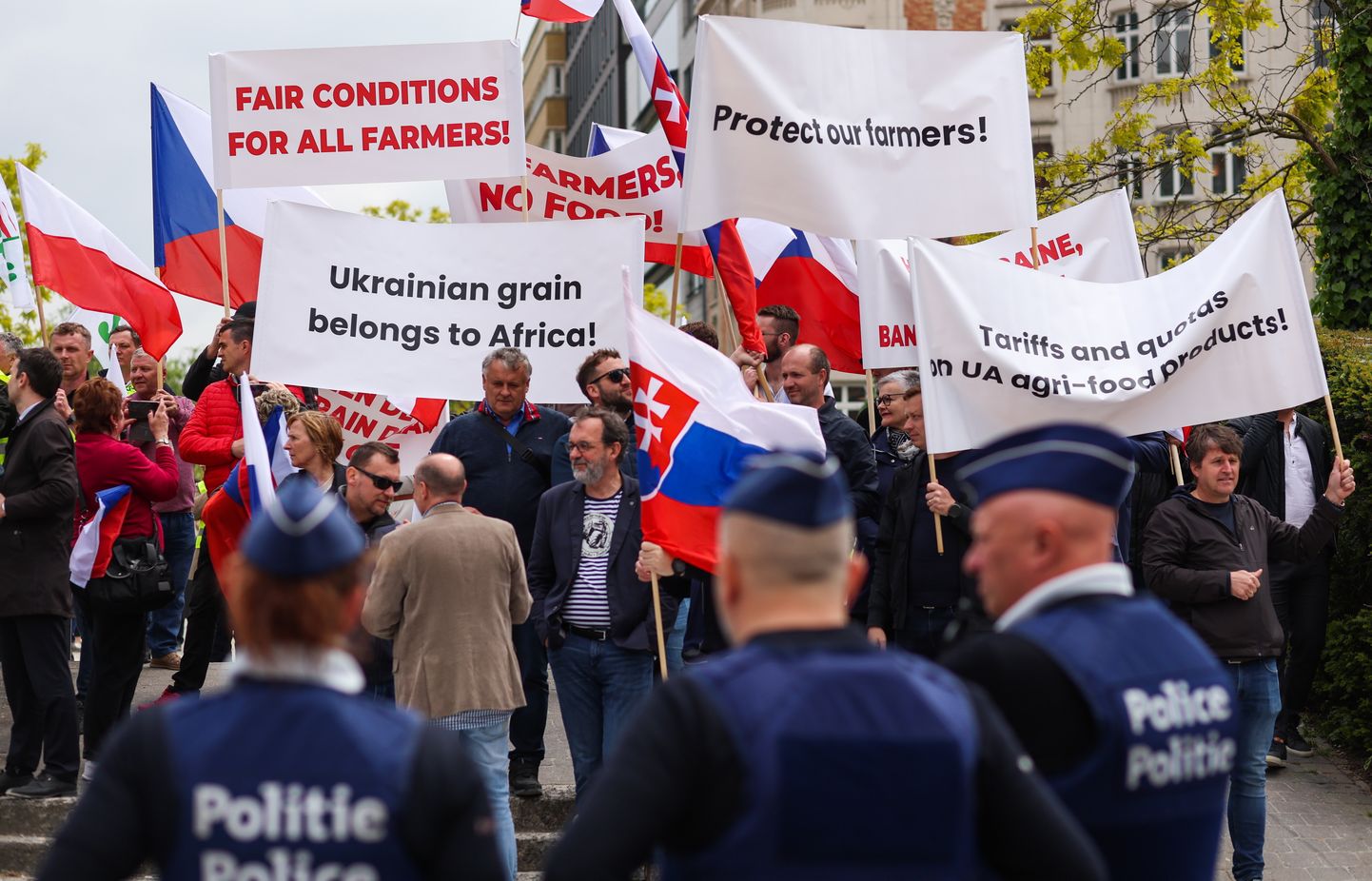 Viie riigi peaministrid kirjutasid juba märtsis Euroopa Komisjoni presidendile Ursula von der Leyenile ning nõudsid Ukraina põllumajandustoodete impordi küsimusega tegelemist. Teisipäeval tulid põllumehed protestima Brüsselisse.
