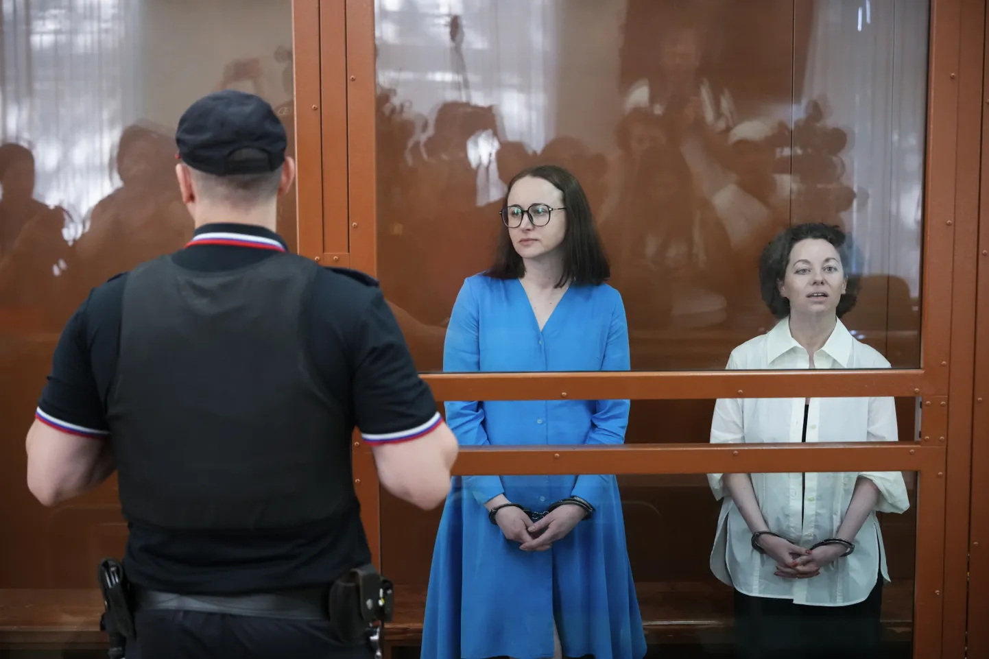 Teatridirektor ja lavastaja Jevgenija Berkovitš (paremal) ja kirjanik Svetlana Petritšuk.