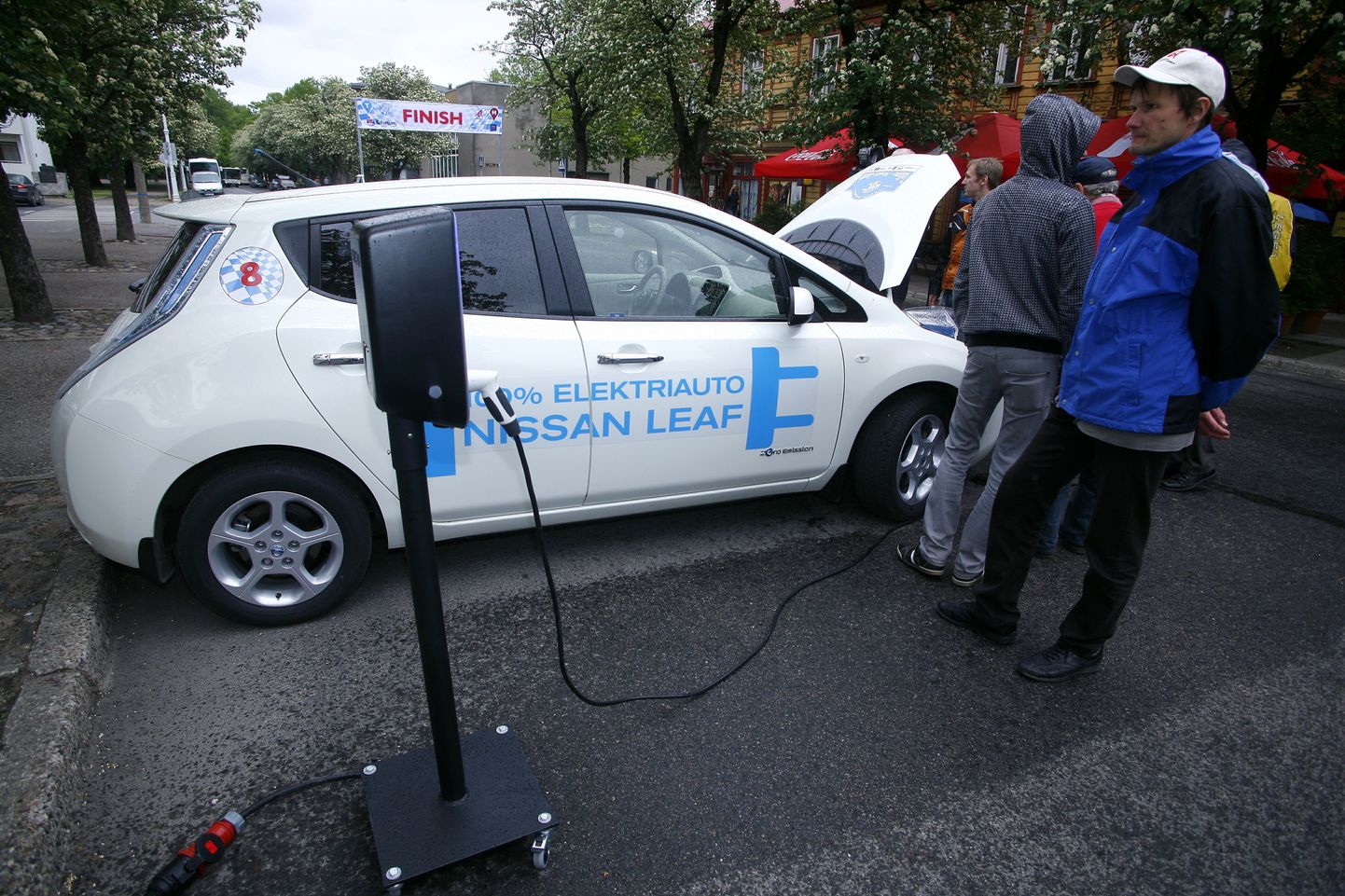 Elektriautode tuuril tutvustatakse Mitsubishi i-MiEVi, Nissan Leafi (pildil) ja Peugeot iOni. Foto on illustreeriv.