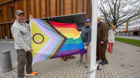 Ministeeriumi asekantsler heiskas Viljandi haigla ette vikerkaarelipu