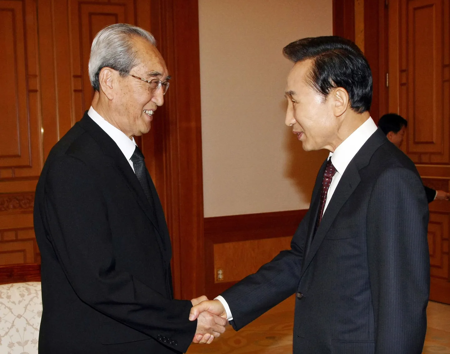 Lõuna-Korea president Lee Myung-bak (paremal) kohtus Põhja-Korea esindaja Kim Ki-namiga.