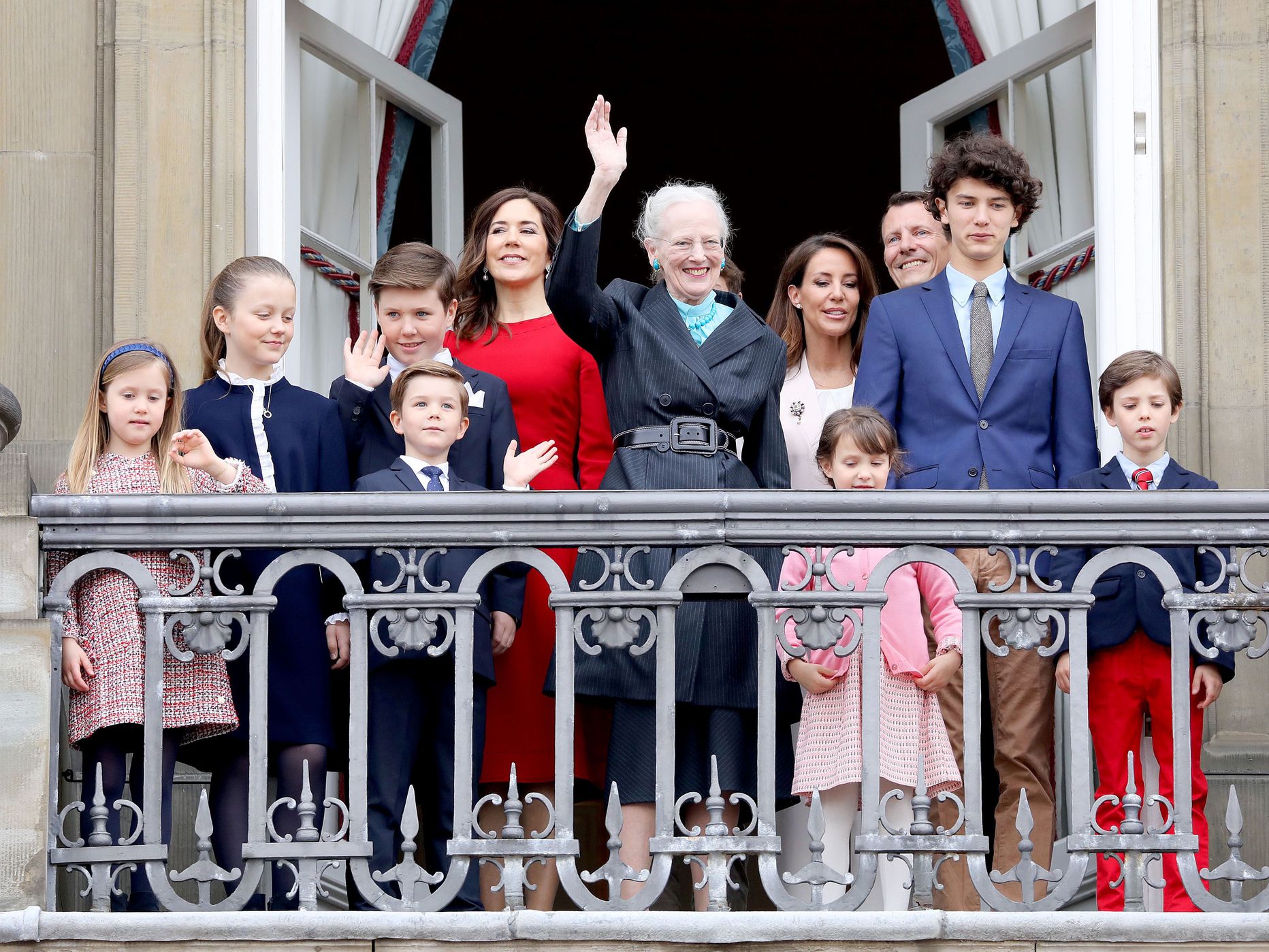 Dānijas karaliene Margarēte II ar ģimeni. Arī karaliskie balkoni nav bezizmēra!