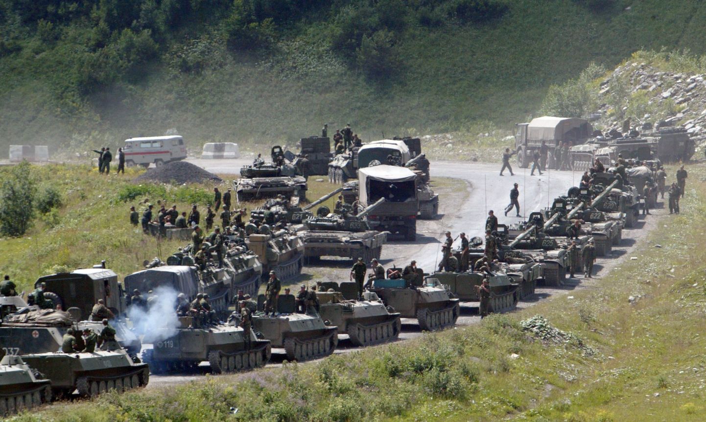 Vene sõjaväekolonn Lõuna-Osseetia pealinna Tshinvali lähistel.