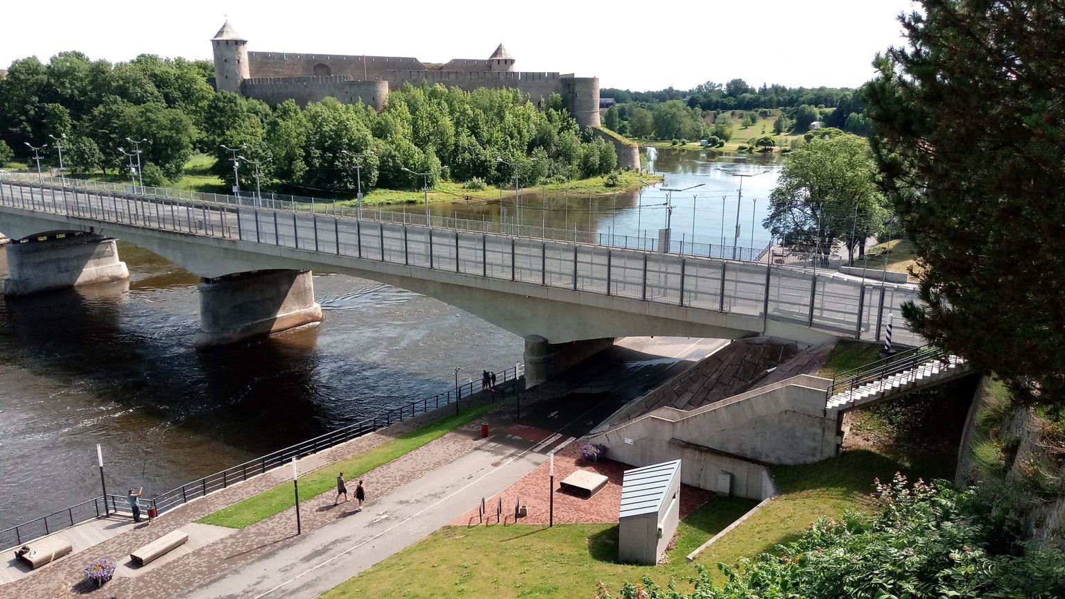 По пограничному мосту туристы больше не ходят, но многие, гуляющие под мостом - туристы из Эстонии, Латвии и Литвы.