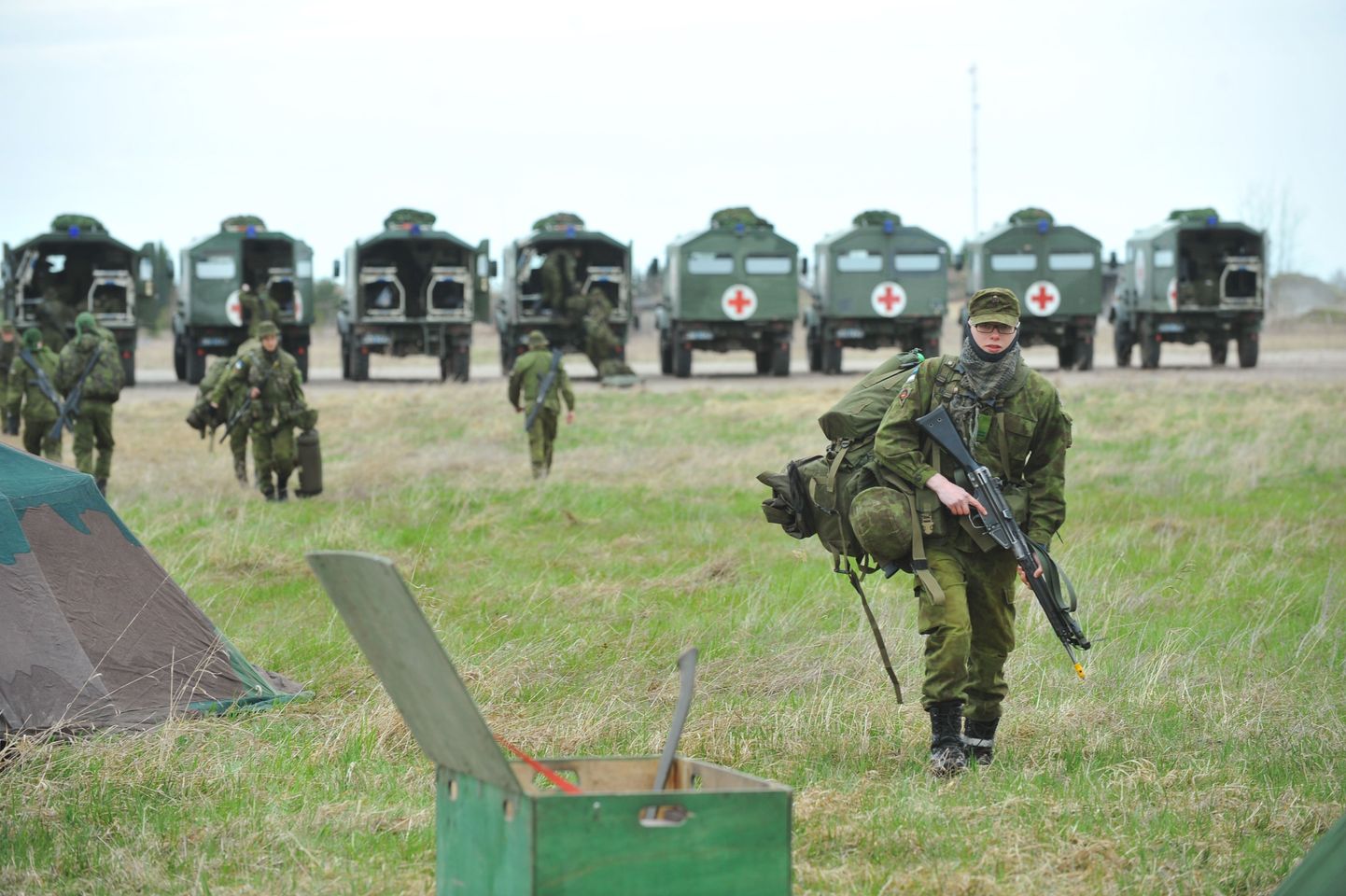 Lääne- ja Ida-Virumaal toimub kaitseväe suurim maaväeõppus Kevadtorm 2012. Sõdurid kogunevad Tapa vanal lennuväljal.